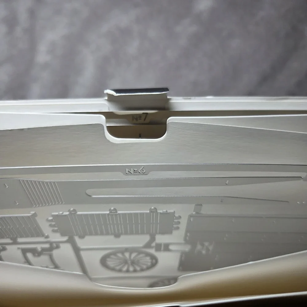 Dazzling Streamliner Locomotive Stainless Steel Model Kit‎ Damaged Box
